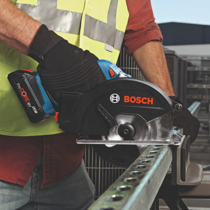 Bosch GKM 18V-50 Sega circolare professionale a batteria per metalli 18 V 136 mm brushless + 1x batteria ricaricabile 4,0 Ah + caricabatterie + L-Boxx