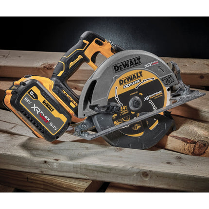 Sierra circular a batería DeWalt DCS 573 T2 18 V 190 x 30 mm sin escobillas + 2x baterías 6,0 Ah + cargador
