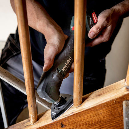 Akumulatorowe narzędzie wielofunkcyjne Metabo PowerMaxx MT 12 12 V + akumulator 2x 2,0 Ah + ładowarka + 18-częściowy zestaw akcesoriów szlifierskich + metaBOX 145 ( 613089510 )