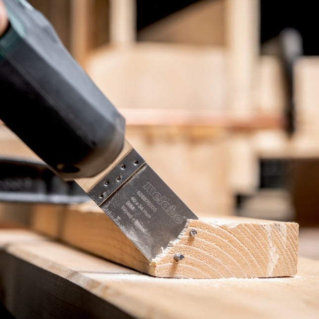 Metabo PowerMaxx MT 12 multiherramienta a batería multifunción 12 V + 2x batería 2,0 Ah + cargador + juego de accesorios de lijado de 18 piezas + metaBOX 145 ( 613089510 )